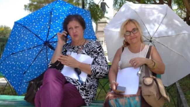 Alina Bárbara López Hernández y Jenny Pantoja durante una de sus protestas en el Parque de la Libertad, de Matanzas.
