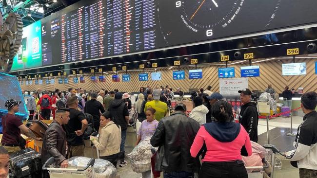 Cubanos en el Aeropuerto de Sheremétievo, en Moscú.