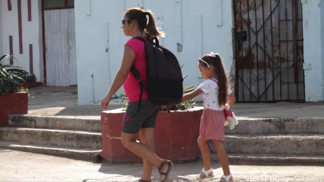 Una madre con su hija en Cuba.