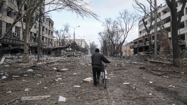 Una calle de Mariúpol devastada por la guerra.