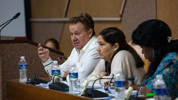 El presidente de Azcuba en el debte de la Comisión Agroalimentaria del Parlamento.