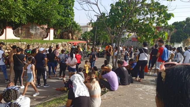 Cubanos reclaman ante la Embajada de Colombia en La Habana.