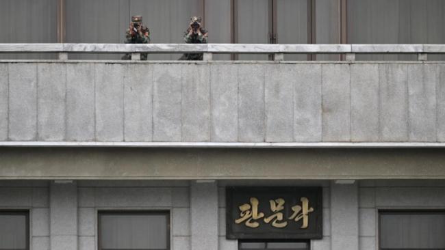 Soldados norcoreanos vigilan la frontera de Corea del Sur desde Panmunjom.