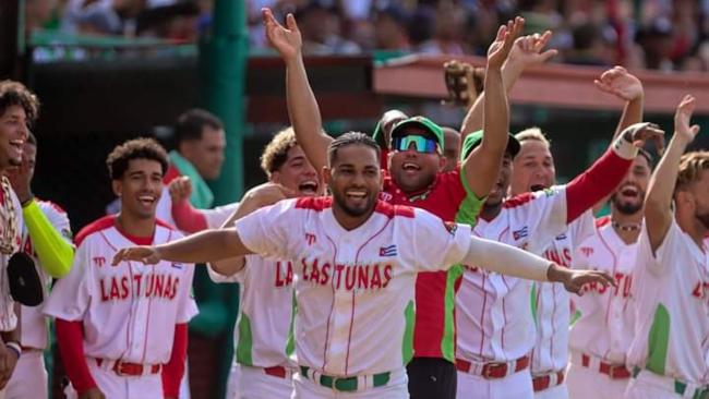 Los Leñadores de Las Tunas celebran su corona.