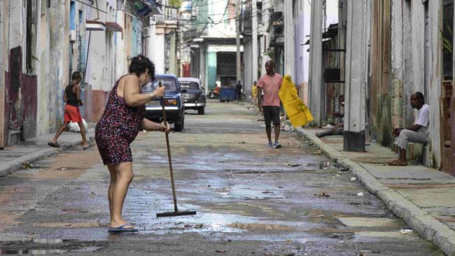 Cubanos en una calle de La Habana.