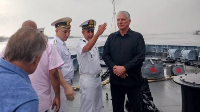 Miguel Díaz-Canel en la superficie del submarino ruso que visitó La Habana..