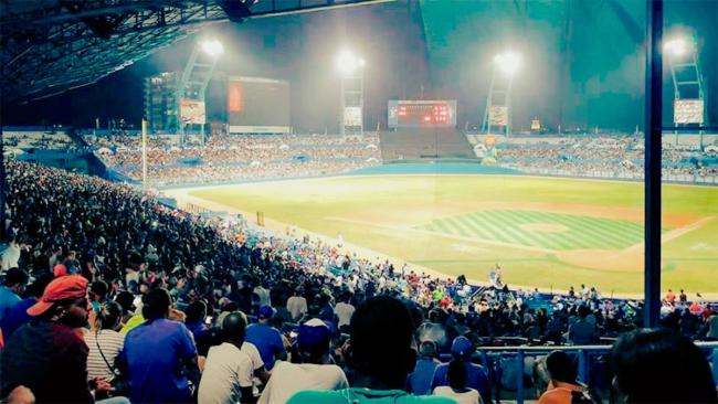 Estadio Latinoamericano con las gradas llenas.