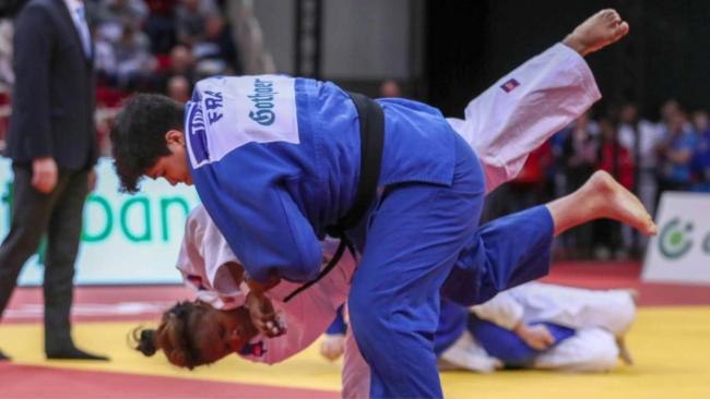 La judoca Dayle Ojeda (de blanco) en un combate.