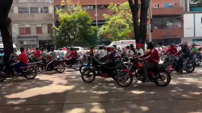 Colectivos motorizados pro régimen chavista.