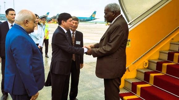 Esteban Lazo a su llegada a Hanoi este 24 de julio.