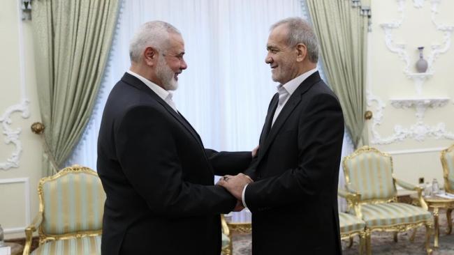 Ismail Haniyeh (izq.) junto al nuevo presidente de Irán, Masud Pezeshkian.