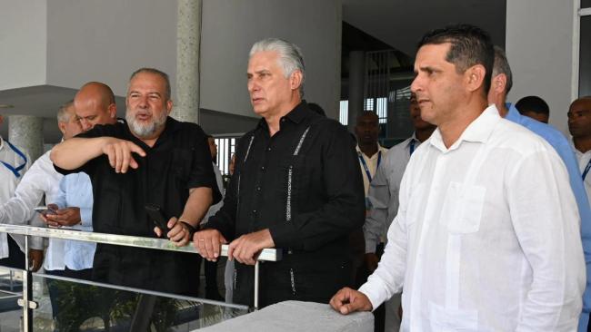 Manuel Marrero (izq.) y Miguel Díaz-Canel de recorrido por el polo turístico Jardines del Rey, en Ciego de Ávila.