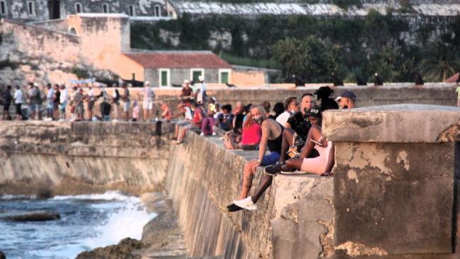 Cubanos en el Malecón de La Habana.