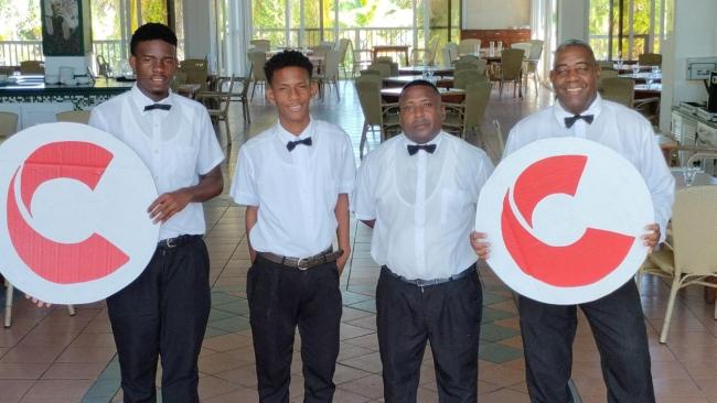 Trabajadores de un hotel de Cubanacán en el lanzamiento de la campaña "Hazlo con C".