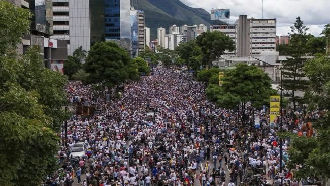 Manifestantes protestan contra de la reelección del presidente Nicolás Maduro en Caracas, Venezuela, el 30 de julio de 2024.