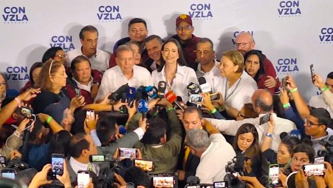 Edmundo González Urrutia y María Corina Machado en conferencia de prensa.