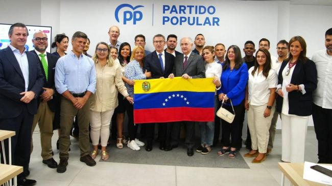 El líder del PP, Alberto Núñez Feijóo, reunido en Madrid con representantes de la oposición al régimen de Nicolás Maduro.