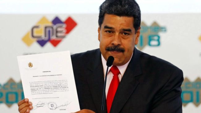 Nicolás Maduro al presentar el acta del CNE que lo designa presidente.