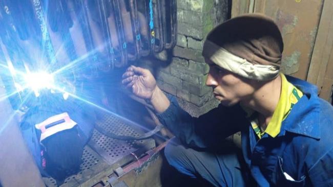 Un obrero sin casco ni guantes en el interior de una central termoeléctrica cubana.