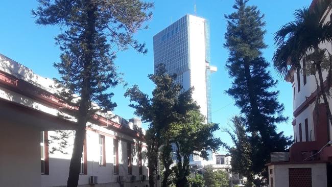 La Torre K, nueva joya del holding militar GAESA, vista desde el Hospital Calixto García.