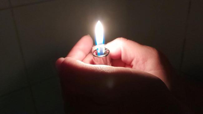 Una fosforera encendida en medio de un apagón en Cuba.