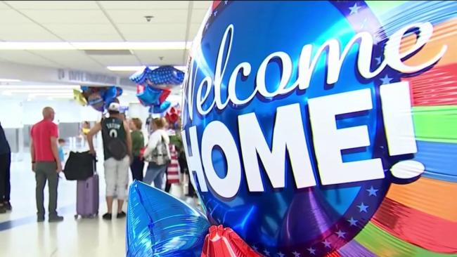 Bienvenida a cubanos emigrados a EEUU en el Aeropuerto Internacional de Miami. 