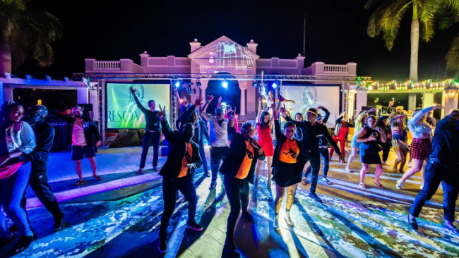 Una fiesta nocturna en el Hotel Resonance Musique, de cayo Santa María.