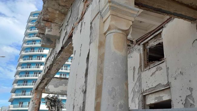 Un edificio en ruinas junto a un hotel en La Habana.