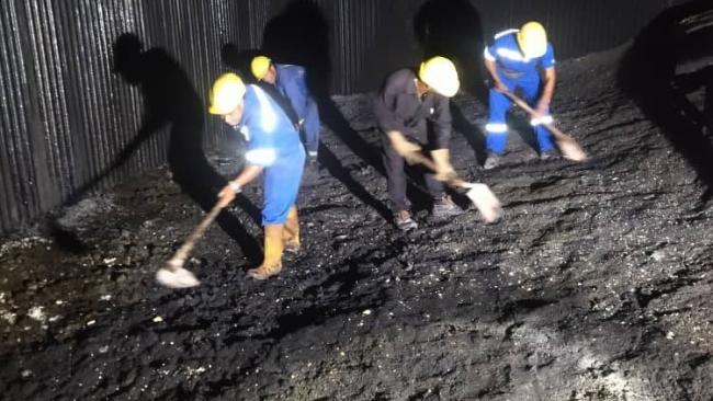 Trabajadores sin medios de protección en el interior de la caldera de la Termoeléctrica de Santa Cruz del Norte.