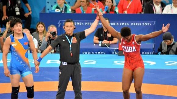 La cubana Milaimys Marín, al ser declarada ganadora en la pelea por el bronce en la lucha libre.