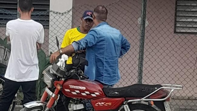 Agentes represivos cercando la vivienda de una activista cubana en julio de 2024.