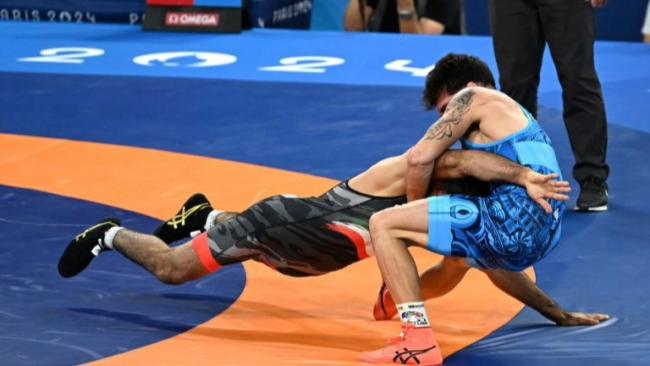 El luchador cubano Luis Orta (azul) en su combate de cuartos de final. 