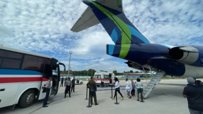 Arribo a La Habana de un vuelo con deportados.