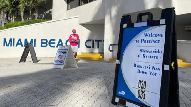 Centro de votaciones en Miami Beach.