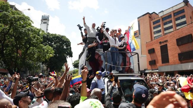 María Corina Machado saluda a manifestantes en Caracas, Venezuela, 3 de agosto. 