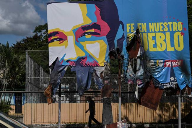 Una valla con el rostro de Maduro, rota tras las protestas.