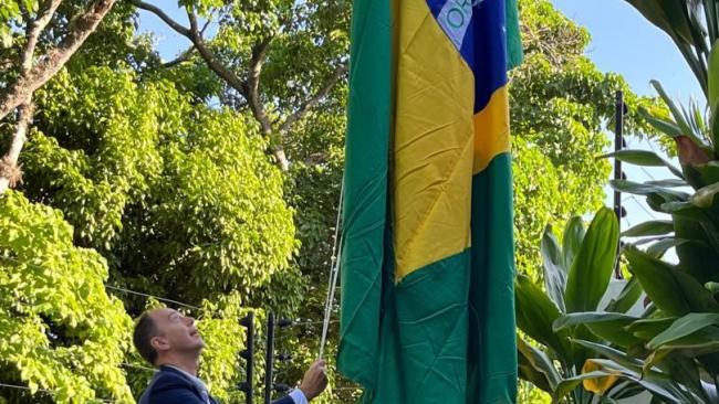 Un diplomático iza la bandera de Brasil en la Embajada de Argentina en Caracas.