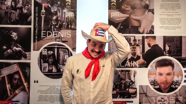 El fotógrafo Ruber Osorio en la expo "Rastro de la disputa cubana en Chile".