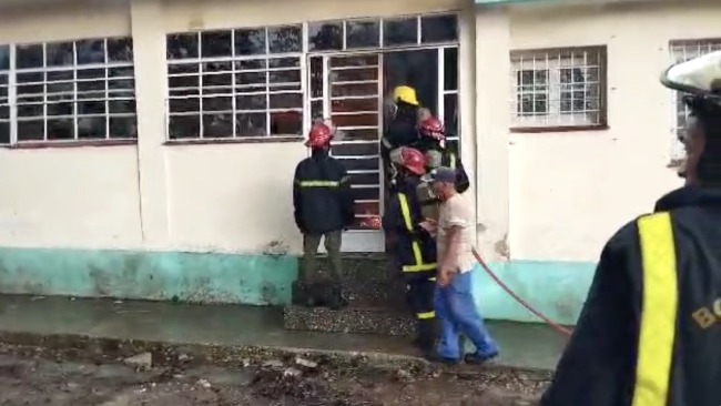 Bomberos trabajando en el incendio del Herbario Nacional de Cuba.