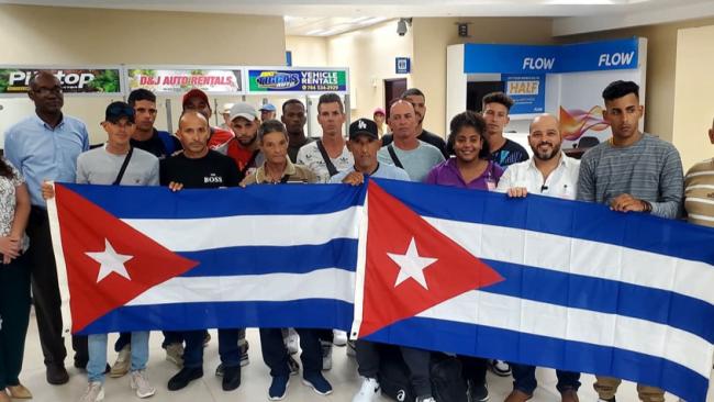 Linieros cubanos a su arribo a San Vicente y las Granadinas.