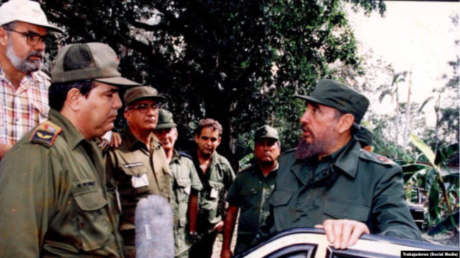 El exmiembro del Comité Central del PC, Manuel Menéndez Castellanos (i) en Cienfuegos el 18 de octubre de 1996.