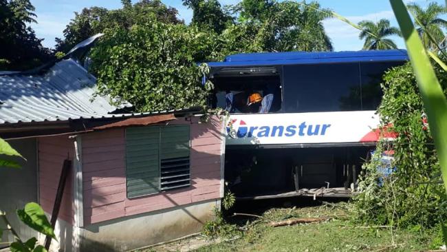 Ómnibus accidentado en Santiago de Cuba.