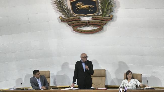 El presidente de la Asamblea Nacional de Venezuela, Jorge Rodríguez (centro).