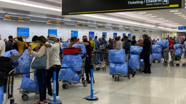 Viajeros en el Aeropuerto Internacional de Miami.