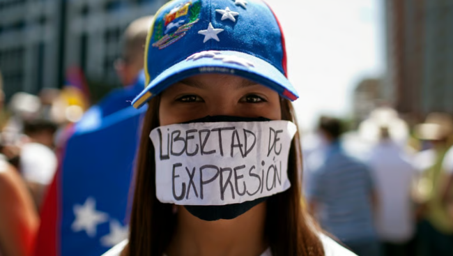 Una manifestante en Venezuela exige libertad de expresión.