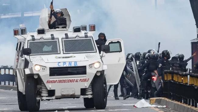 Integrantes de la Policía Nacional Bolivariana (PNB durante una protesta contra de los resultados de las elecciones, en Caracas.