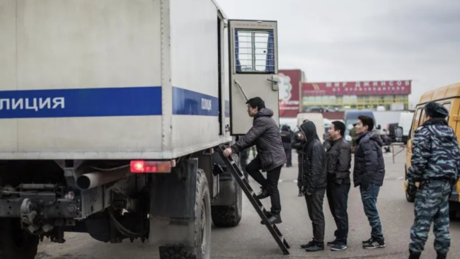 Extranjeros siendo detenidos por la Policía en Rusia.