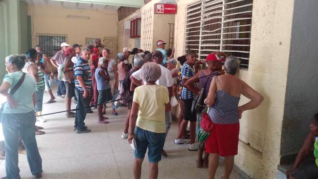 Cola en una farmacia de Santiago de Cuba.