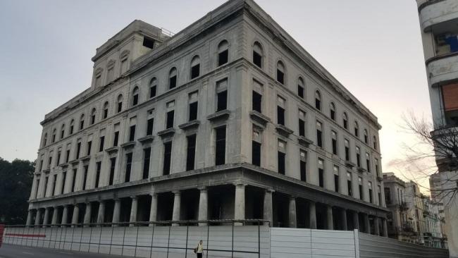 Edificio de la antigua Fábrica de Tabacos Corona, en La Habana.