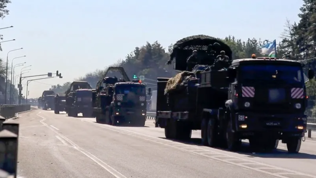 Movimiento de tropas y equipos militares rusos en la región de Kursk.